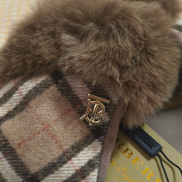 Burberry Checked Plush Cuff Gloves - Picture 2 of 7